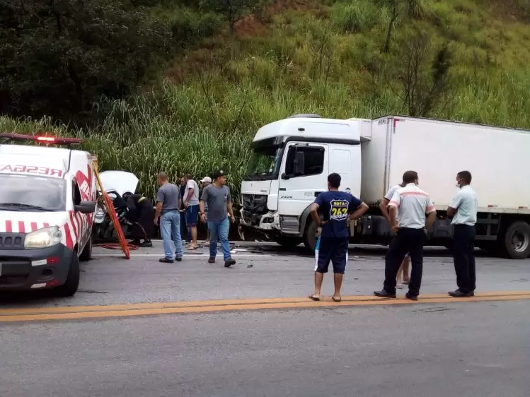 Mulher morre e duas pessoas ficam feridas após acidente na BR-381 em São Gonçalo do Rio Abaixo - Foto: Reprodução/Redes Sociais