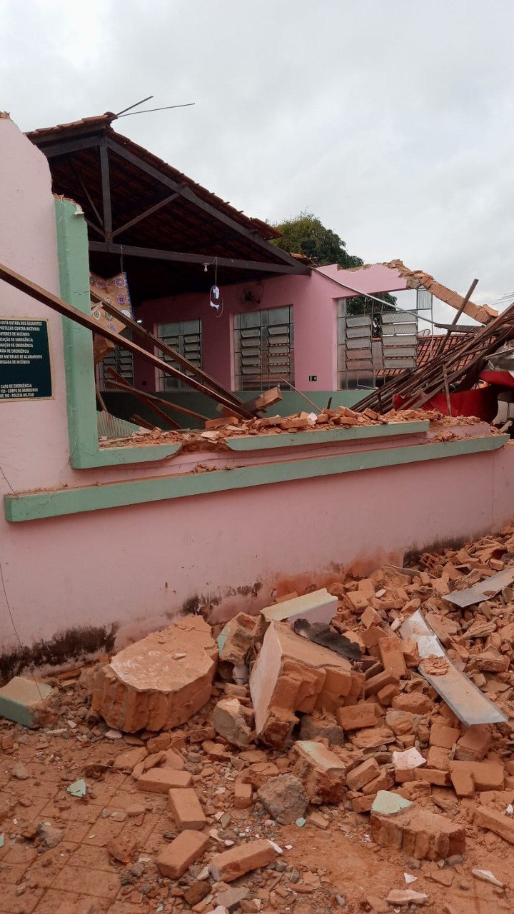 Caminhão perde o controle e invade imóvel no bairro São Geraldo, em Santa Luzia