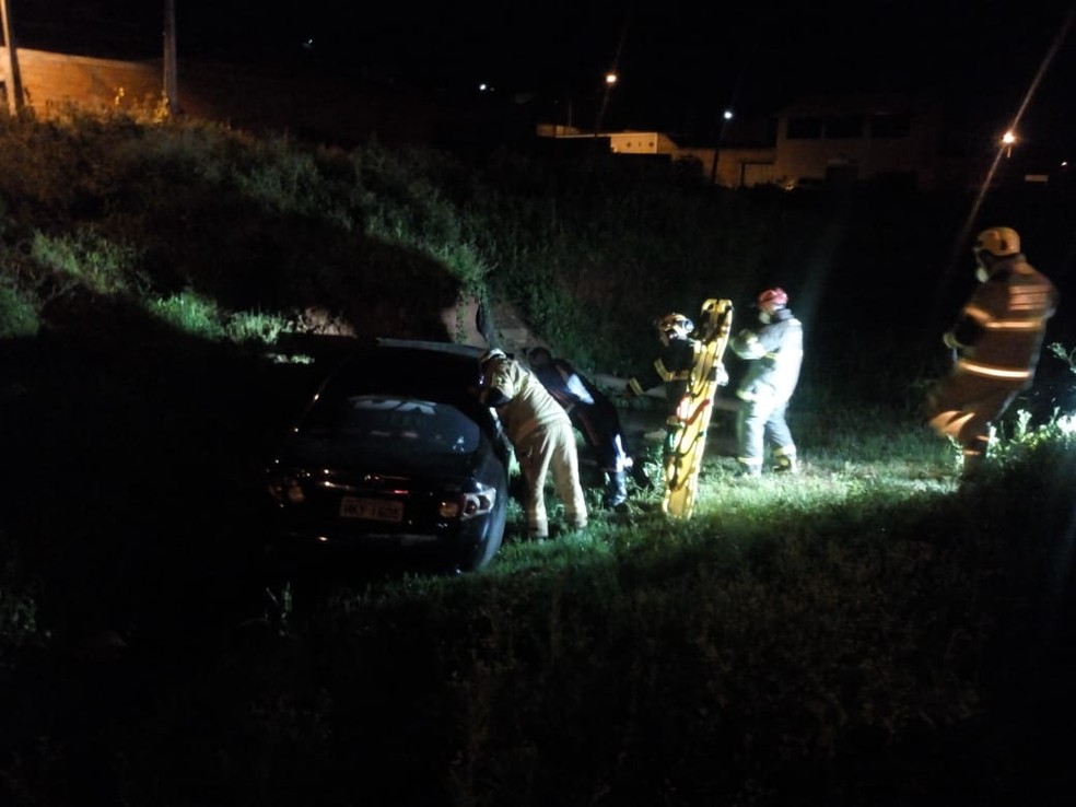 Motorista fica gravemente ferido após carro cair dentro de córrego em Montes Claros - Foto: Corpo de Bombeiros/Divulgação