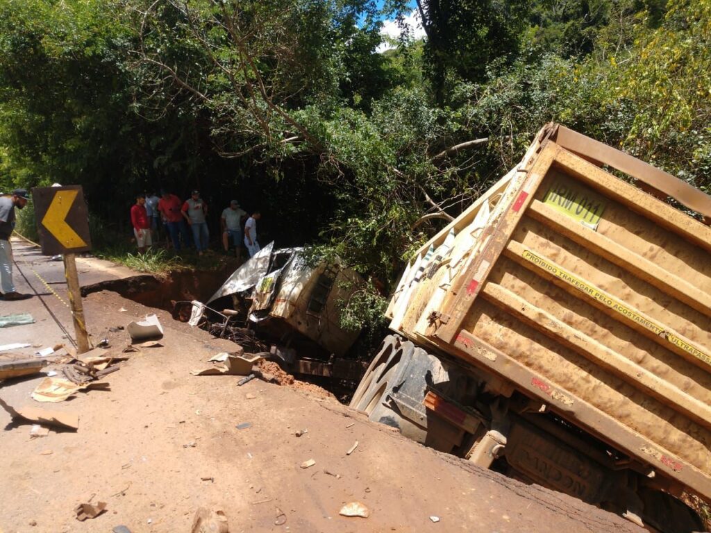 Grave acidente entre duas carretas deixa vítimas fatais na MG-262, que liga Mariana a Ponte Nova - Foto: Reprodução/Redes Sociais