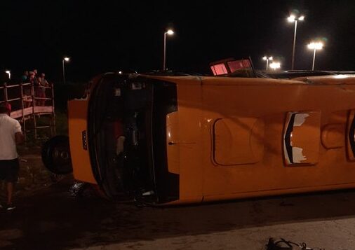 Uma pessoa morre após micro-ônibus tombar no viaduto São Francisco, no Anel Rodoviário, em BH - Foto: Reprodução/Redes Sociais