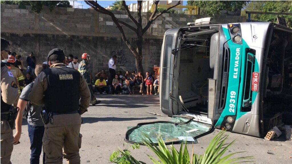 Passageiros ficam feridos após ônibus do Move Metropolitano tomba na Avenida Vilarinho, em BH - Foto: Divulgação/CBMMG