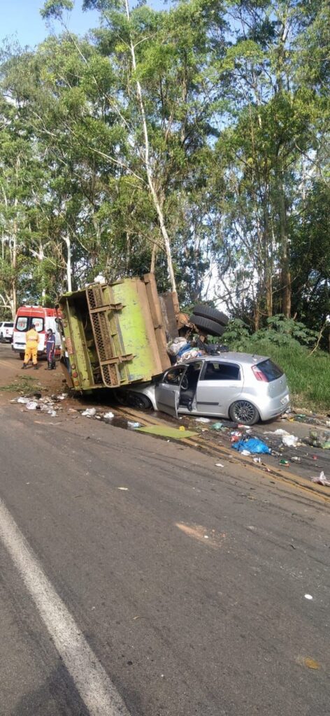 Motorista morre após caminhão de lixo tombar em cima de carro em Ouro Preto - Foto: Reprodução/Redes sociais