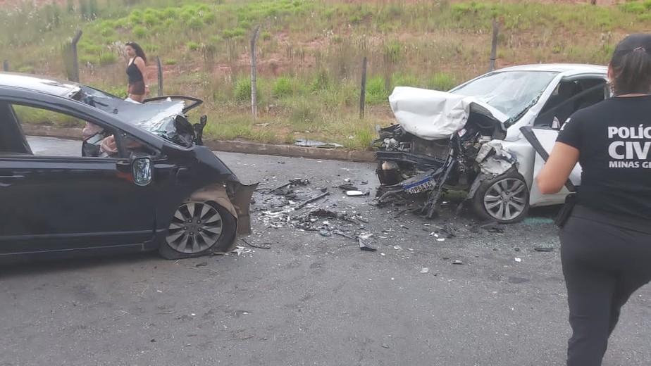 Duas pessoas ficam feridas após colisão em Pouso Alegre, no Sul de Minas - Foto: Divulgação/PCMG