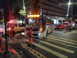 Homem morre após acidente entre ônibus e moto na rua da Bahia, no Centro de Belo Horizonte - Foto: Reprodução/Redes Sociais