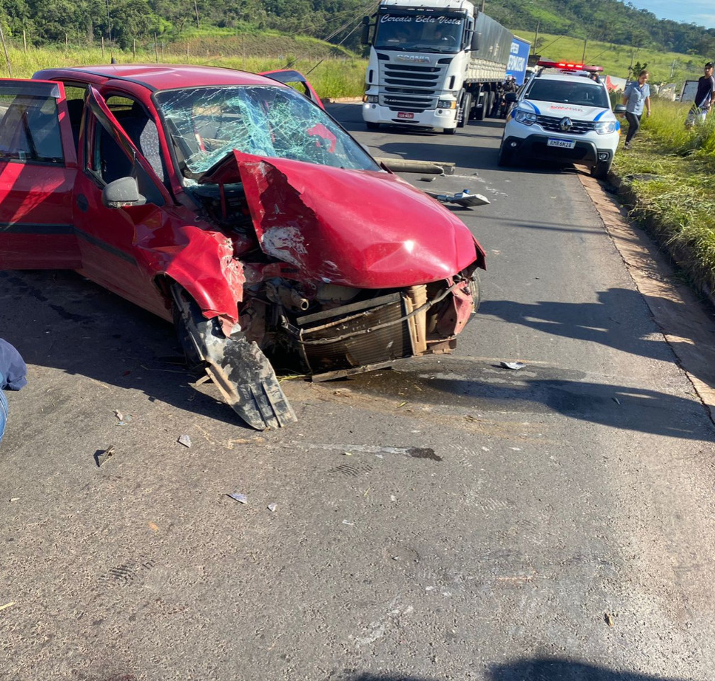 Três pessoas ficam feridas após carro bater em poste na Via Expressa, em Betim - Foto: Divulgação/CBMMG