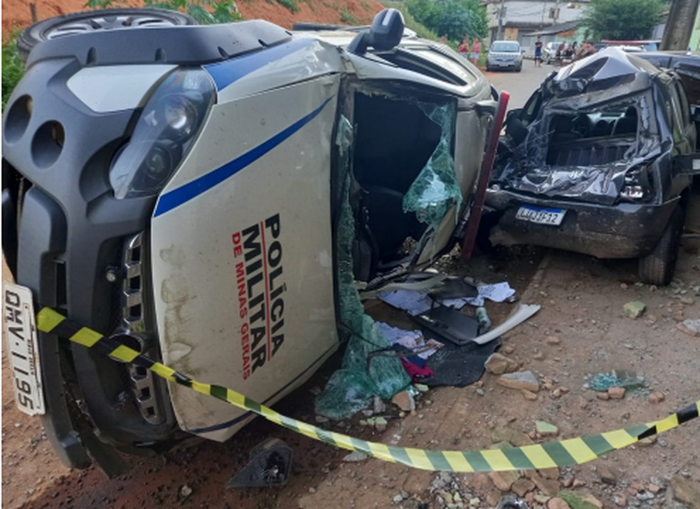 Viatura da PM atinge 3 carros e uma casa após perseguição policial em Carangola - Foto: Divulgação/Polícia Militar