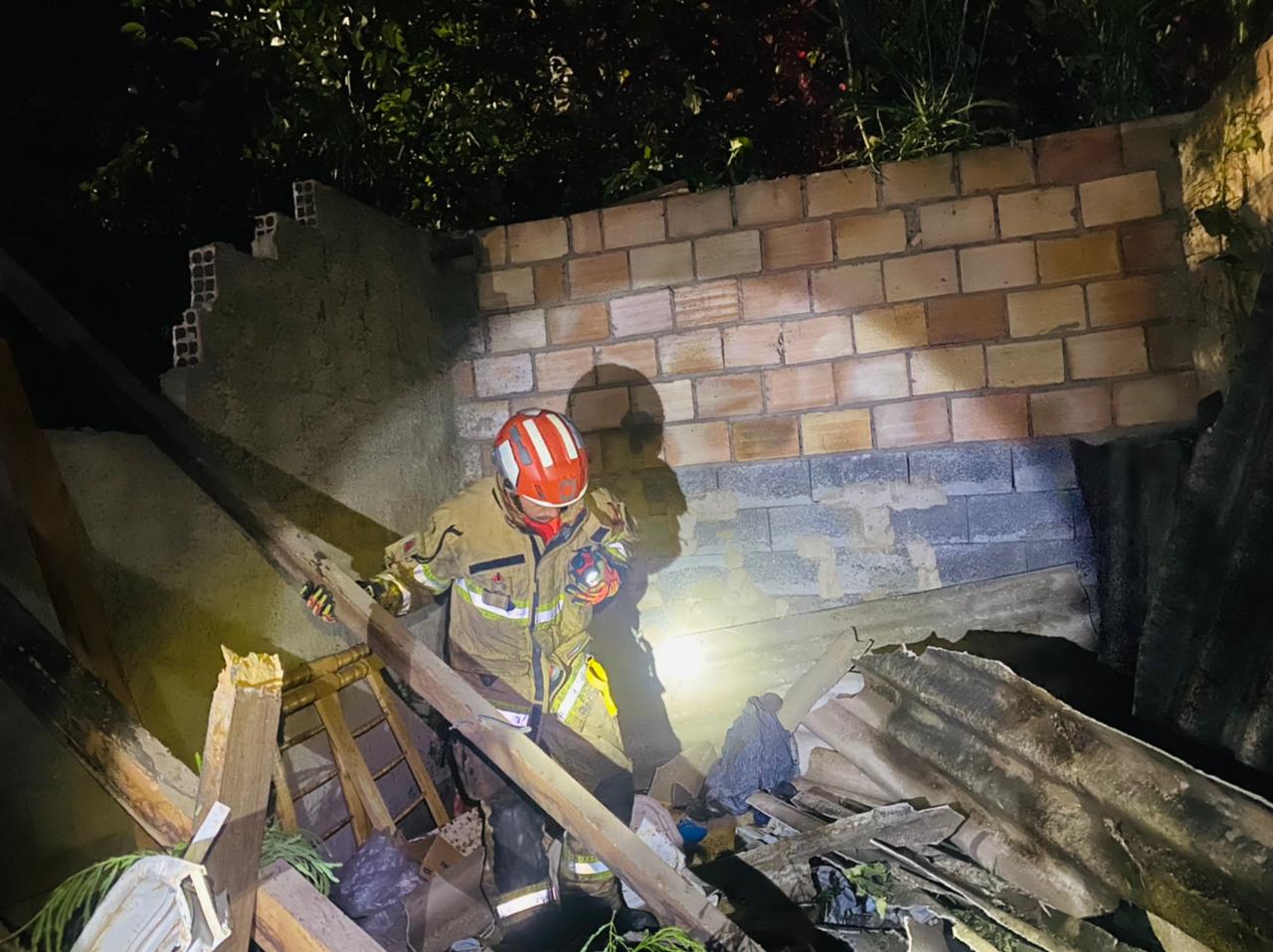 Duas casas são atingidas por carro no bairro Goiânia, em Belo Horizonte - Foto: Divulgação/CBMMG