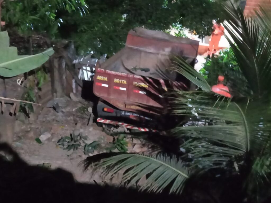 Caminhão perde freio e invade quintal de casa em Timóteo - Foto: Divulgação/Corpo de Bombeiros