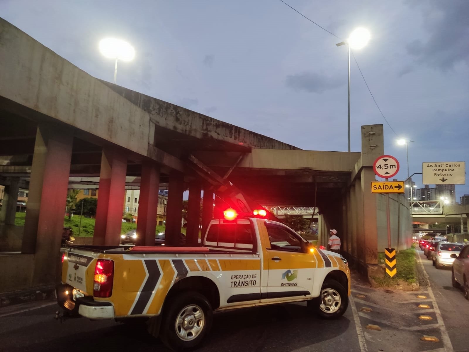 Viaduto para Complexo da Lagoinha em BH é fechado após parte desaba - Foto: Divulgação/BHTrans