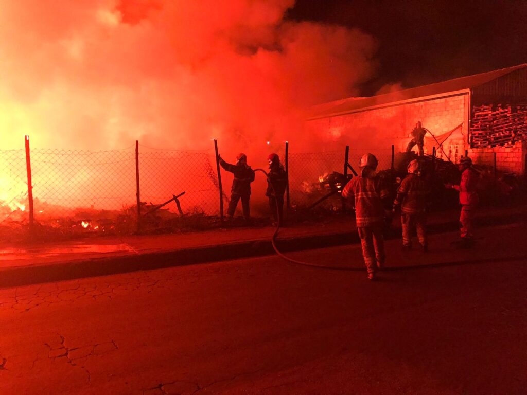 Incêndio atinge galpão de produtos de reciclagem em Contagem, na Grande BH - Foto: Divulgação/CBMMG