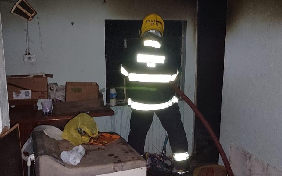 Homem após incêndio atingir residência em Muzambinho - Foto: Divulgação/Corpo de Bombeiros