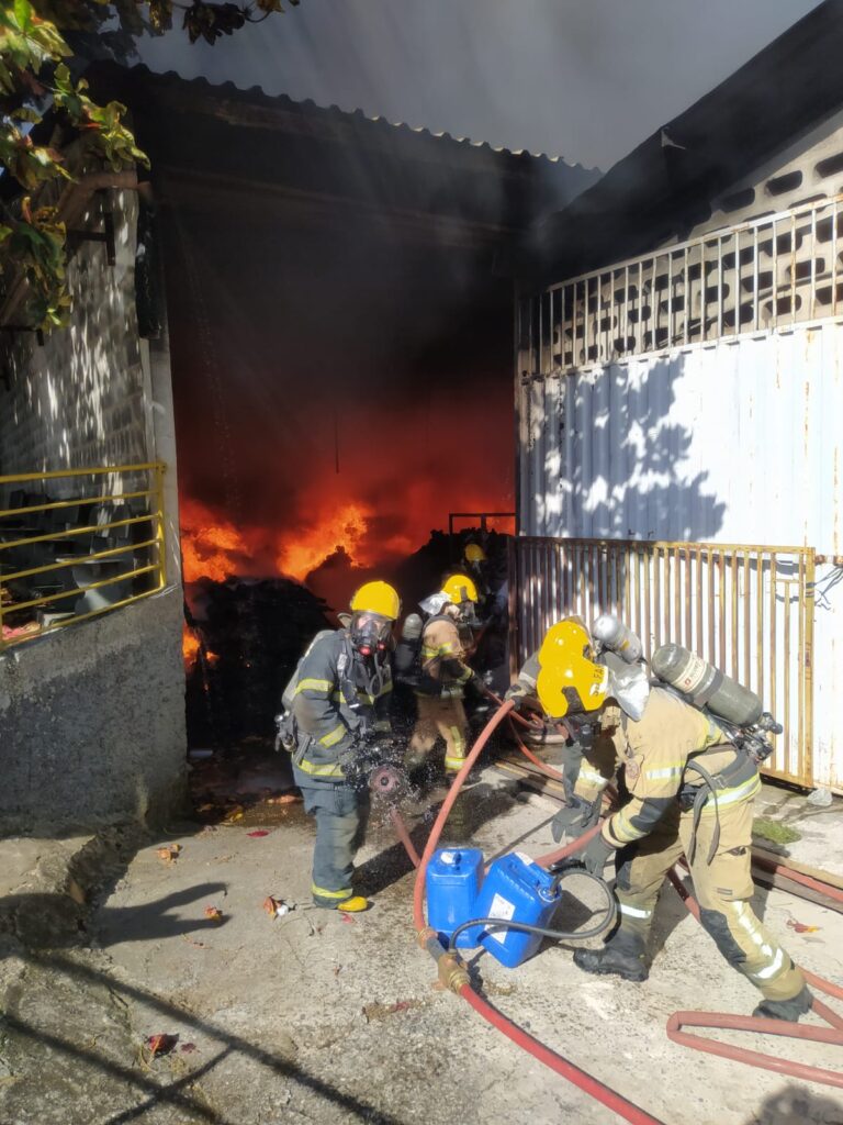 Fabrica de tecidos é destruída por incêndio em Ribeirão das Neves - Foto: Divulgação/CBMMG