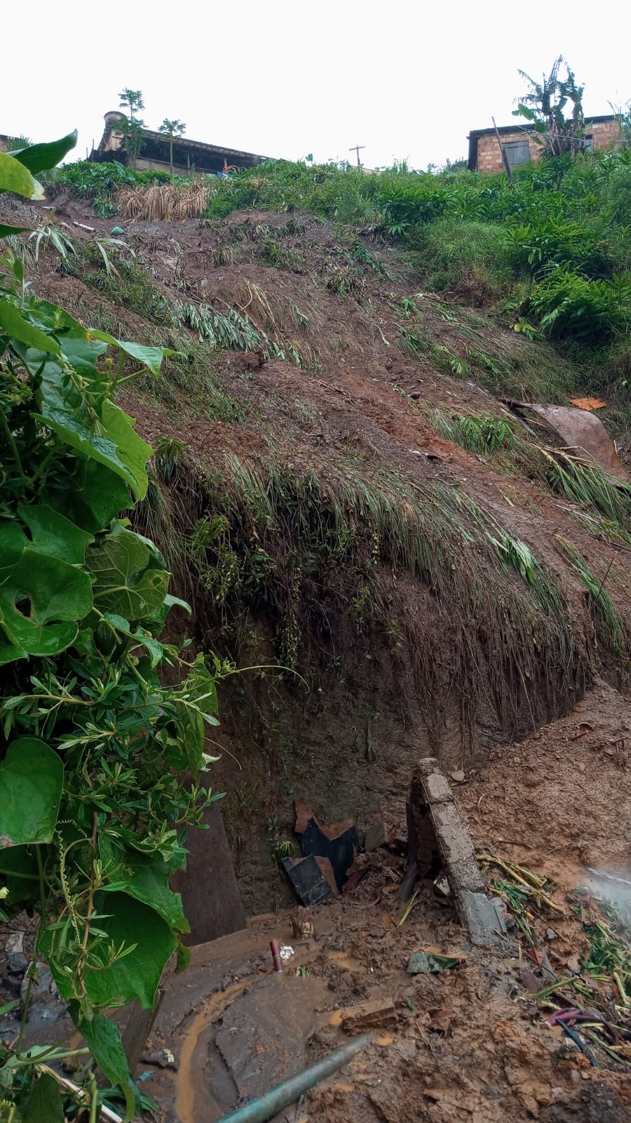 Homem morre soterrado após deslizamento de terra em Ouro Preto - Foto: Divulgação/CBMMG