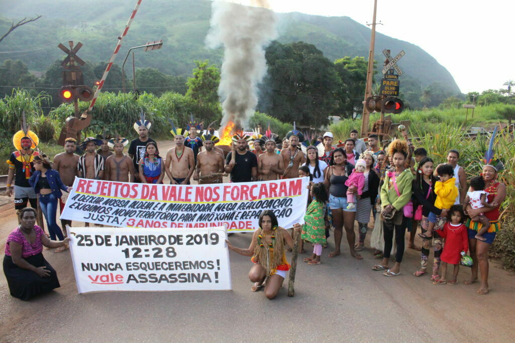 Indígenas atingidos rompimento de barragem em Brumadinho ocupam linha férrea - Foto: Divulgação