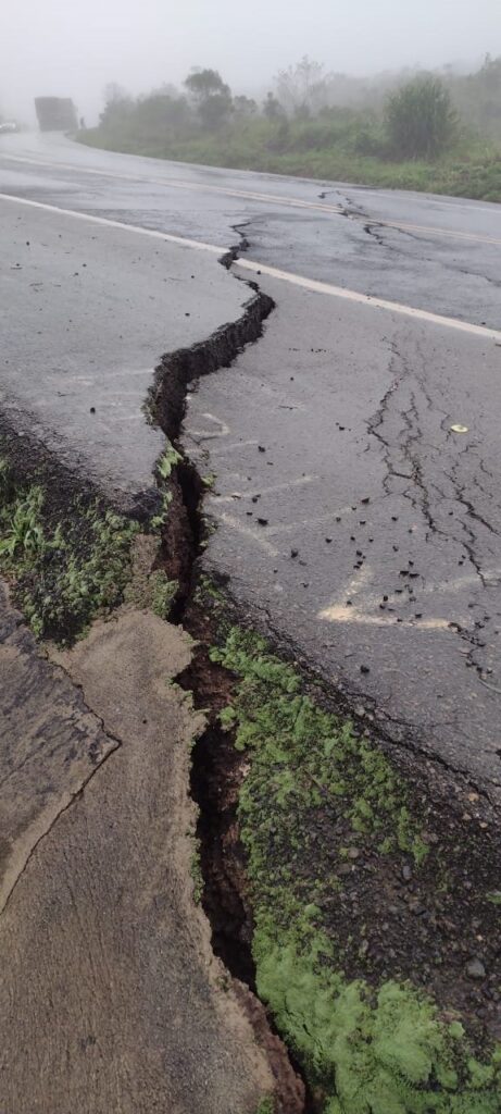 BR-262 é interditada em Córrego Danta, no Centro-Oeste, por causa de rachadura no asfalto - Foto: Reprodução/Redes Sociais