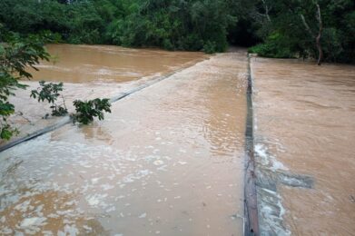 Ribeirão transborda em Abaeté, faz estragos e deixa 60 casas inundadas - Foto: Reprodução/Redes Sociais