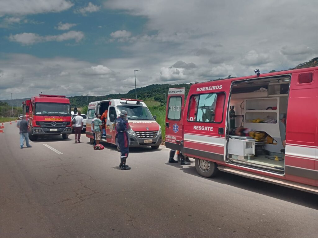 Idosa morre e outras três pessoas feridas após colisão entre carros na MGC-262, em Sabará - Foto: Divulgação/CBMMG