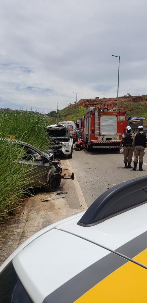 Idosa morre e outras três pessoas feridas após colisão entre carros na MGC-262, em Sabará - Foto: Divulgação/CBMMG