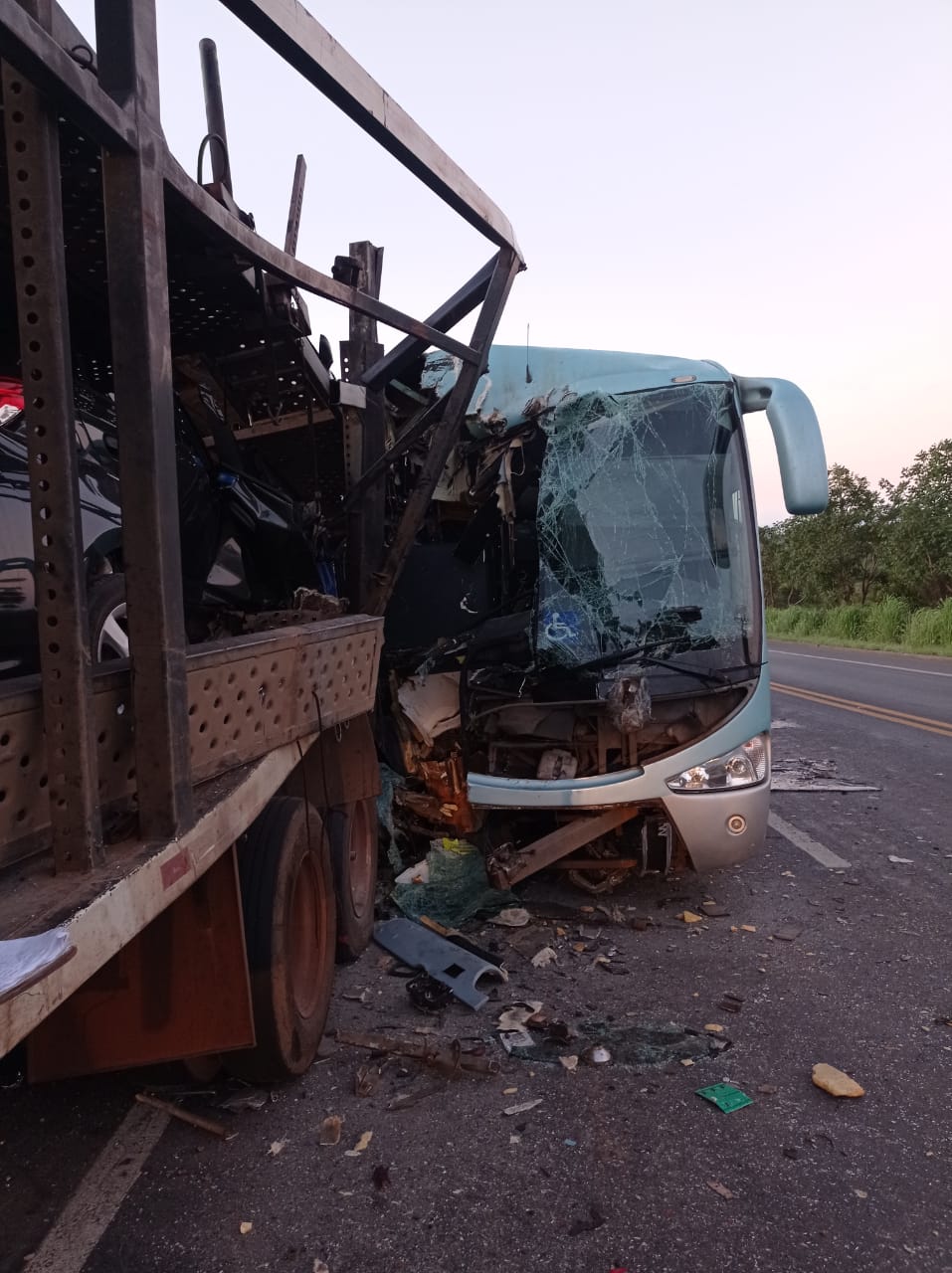 Acidente entre ônibus e carreta deixa 39 pessoas feridos na BR-135, em Bocaiuva - Foto: Divulgação/Corpo de Bombeiros