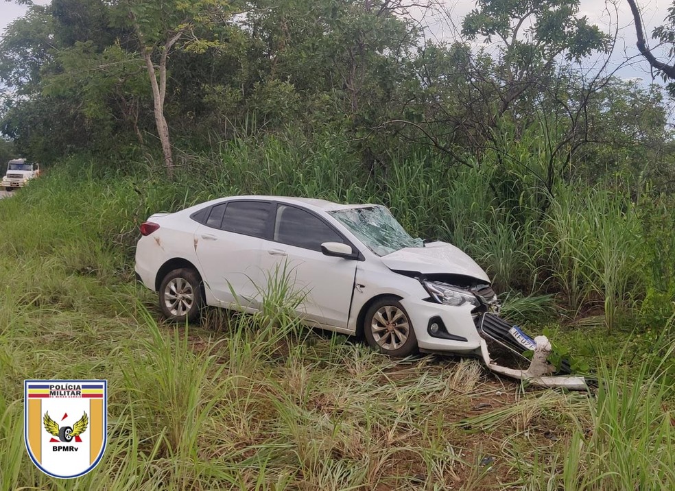 Três pessoas ficam feridas após grave colisão na BR-251, em Unaí - Foto: Divulgação/Polícia Militar Rodoviária