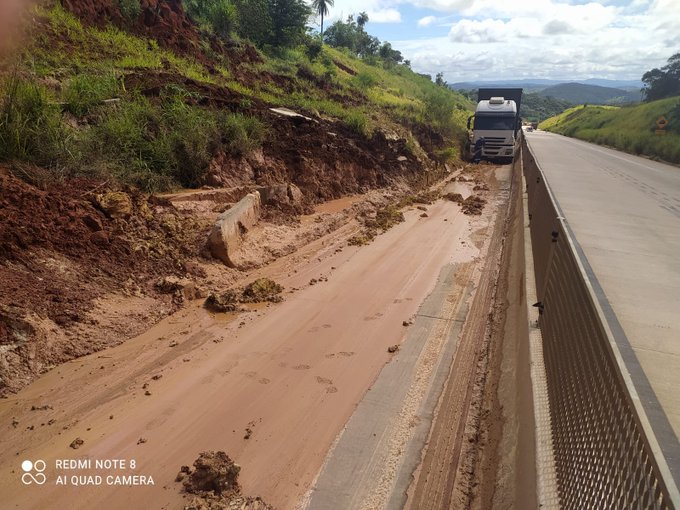 Queda de barreira interdita parcialmente a BR-381, em Bom Jesus do Amparo - Foto: PRF/Divulgação