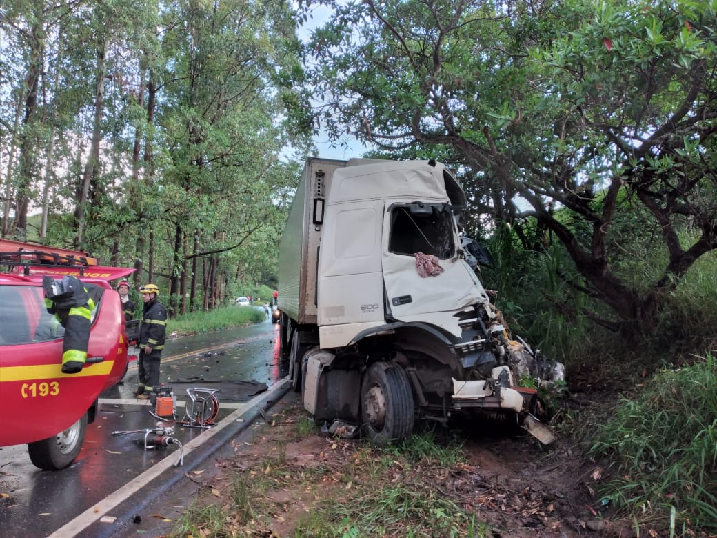 Dois homens morrem em acidente na BR-494 entre São João del Rei e Ritápolis - Foto: Divulgação/CBMMG