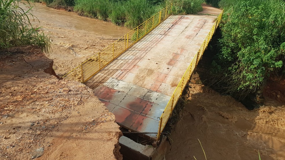 Ponte sobre o Ribeirão Paciência cede em Pará de Minas - Foto: Prefeitura de Pará de Minas/Divulgação