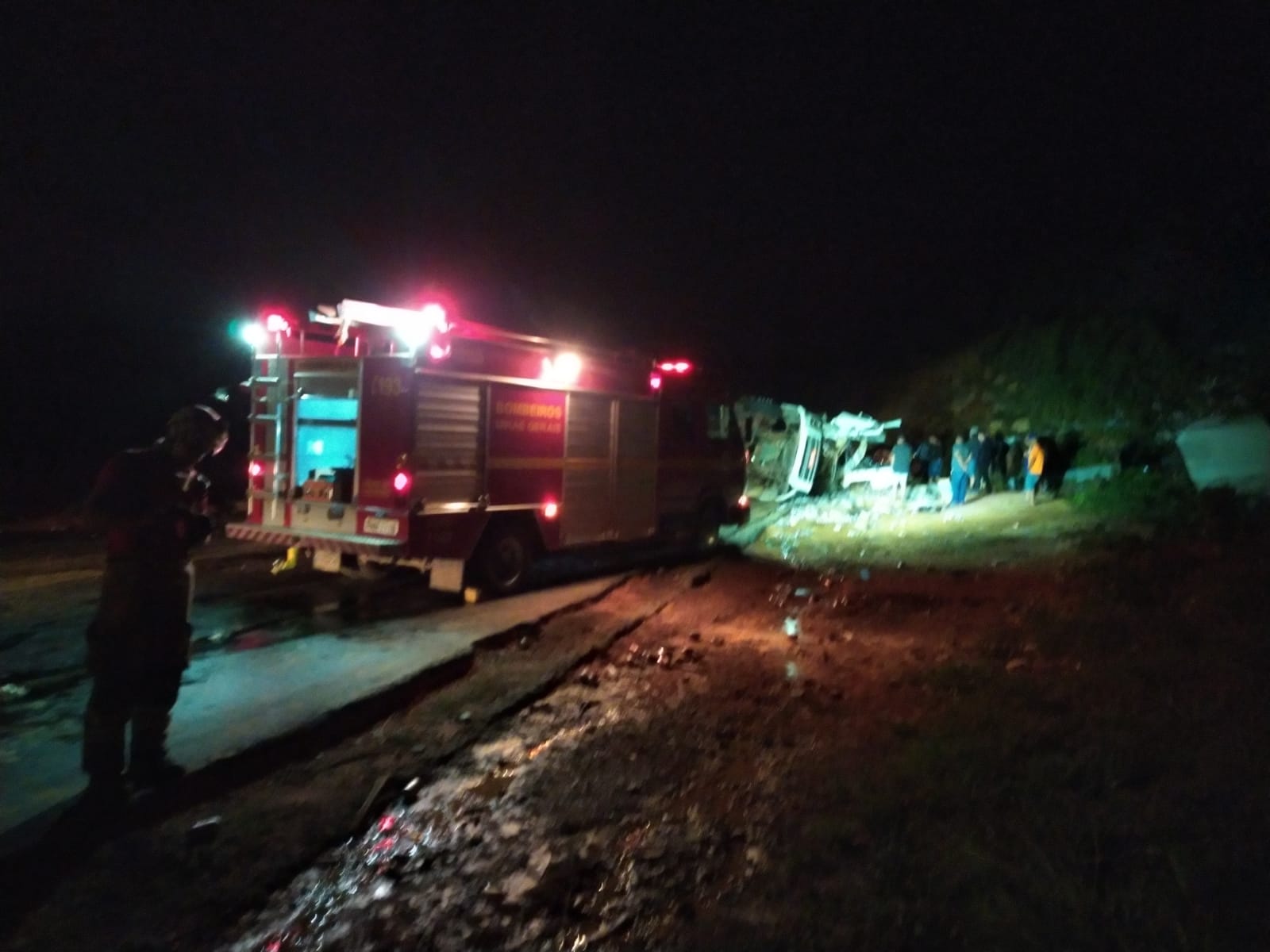 Grávida morre após carreta tombar na BR-251, em Francisco Sá - Foto: Divulgação/CBMMG