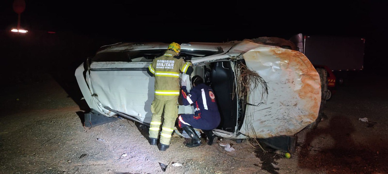 Idosa morre após carro com família capotar na BR-251, em Francisco Sá - Foto: Divulgação/CBMMG