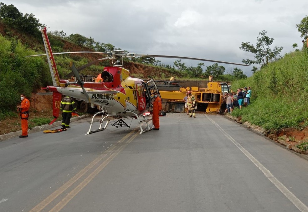 Carreta que transportava guindaste tomba na Serra de Francisco Sá e fecha parcialmente BR-251 - Foto: Divulgação/Corpo de Bombeiros