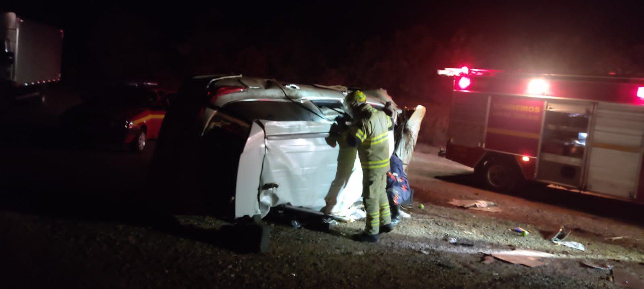 Idosa morre após carro com família capotar na BR-251, em Francisco Sá - Foto: Divulgação/CBMMG