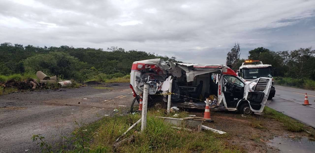 Paciente morre após ambulância bater de frente com caminhão na BR-262, em Nova Serrana - Foto: Divulgação/CBMMG