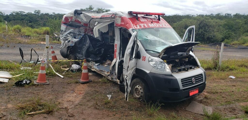 Paciente morre após ambulância bater de frente com caminhão na BR-262, em Nova Serrana - Foto: Divulgação/CBMMG