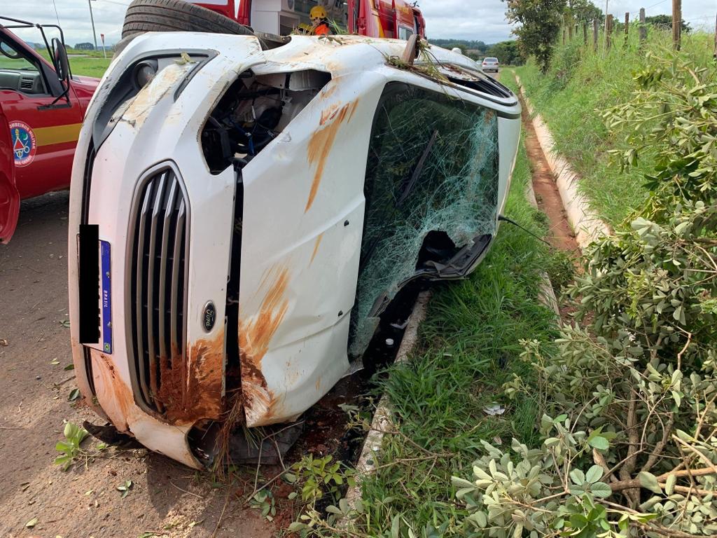 Jovem fica ferido após carro capotar na BR-352 em Patos de Minas - Foto: Divulgação/CBMMG