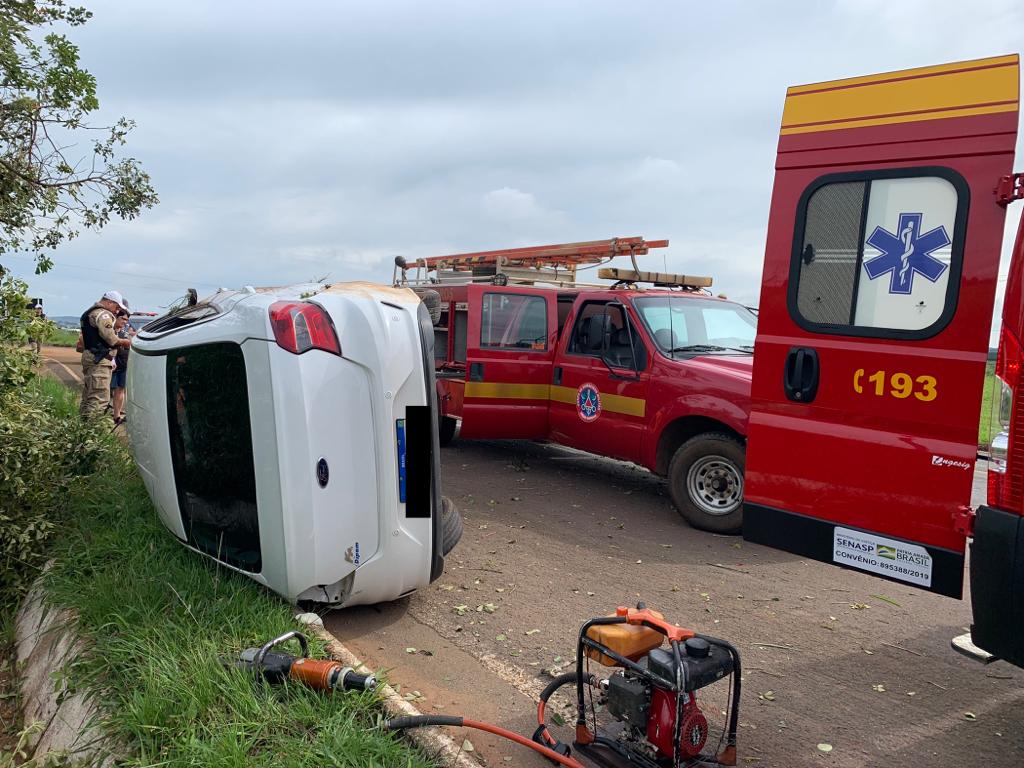 Jovem fica ferido após carro capotar na BR-352 em Patos de Minas - Foto: Divulgação/CBMMG