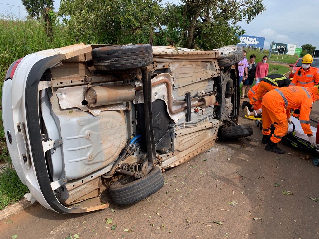 Jovem fica ferido após carro capotar na BR-352 em Patos de Minas - Foto: Divulgação/CBMMG