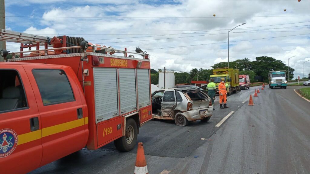 Duas pessoas ficam feridas após acidente entre carros e caminhão na BR-365 em Ituiutaba - Foto: Divulgação/CBMMG