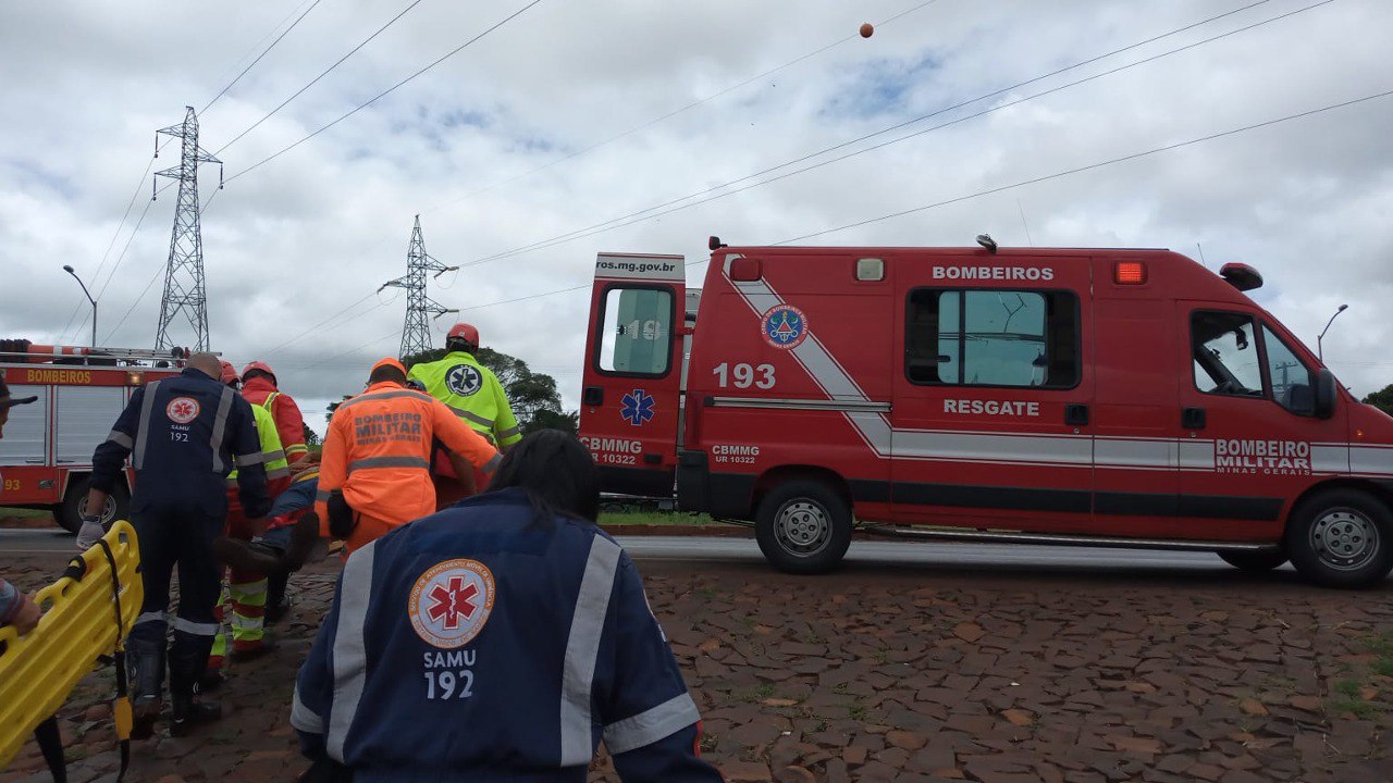 Duas pessoas ficam feridas após acidente entre carros e caminhão na BR-365 em Ituiutaba - Foto: Divulgação/CBMMG