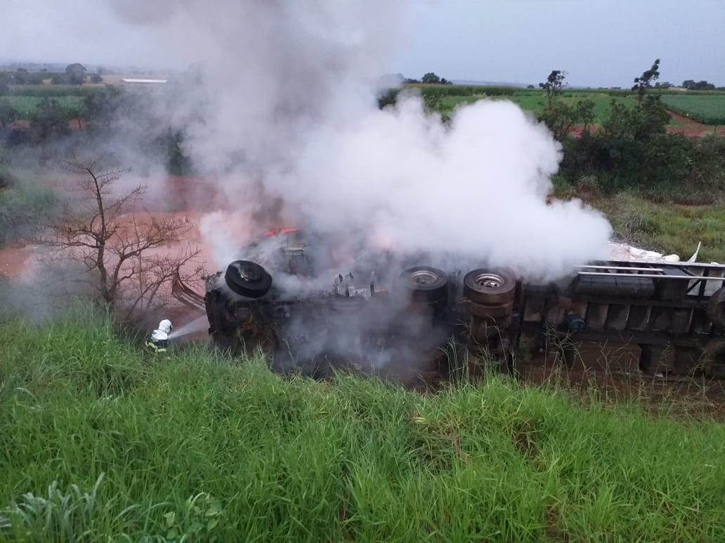 Acidente entre carreta e caminhão deixa dois mortos e sete feridos na BR-365 em Patrocínio - Foto: Divulgação/CBMMG