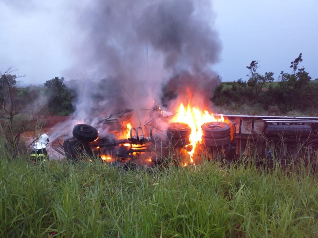 Acidente entre carreta e caminhão deixa dois mortos e sete feridos na BR-365 em Patrocínio - Foto: Divulgação/CBMMG