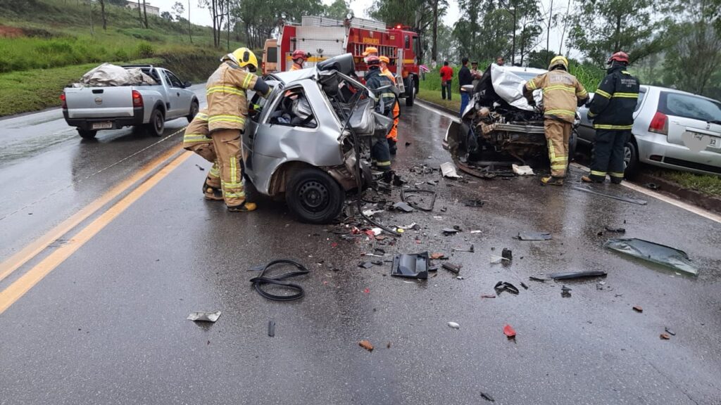 Jovem morre após grave batida entre três carros na BR-040 em Conselheiro Lafaiete - Foto: Divulgação/CBMMG