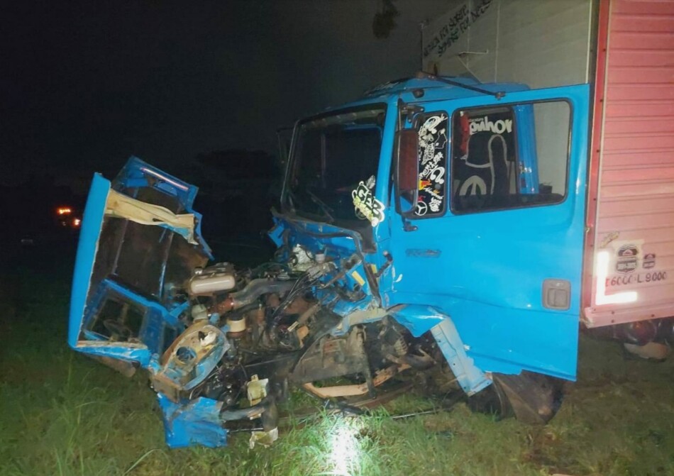 Três pessoas morrem após colisão entre carro e caminhão na MG-050, em Formiga - Foto: Reprodução/Redes Sociais