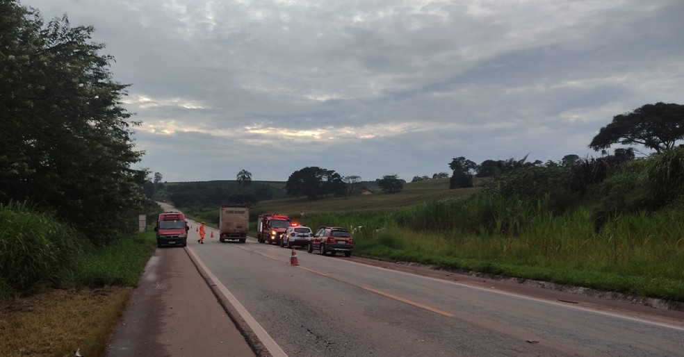 Mulher morre após colisão entre carro e caminhão na MGC-491, em Elói Mendes - Foto: Divulgação/Corpo de Bombeiros