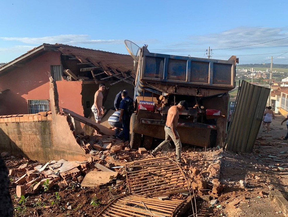 Motorista morre após caminhão invadir casa em São Gotardo - Foto: Divulgação/Polícia Militar