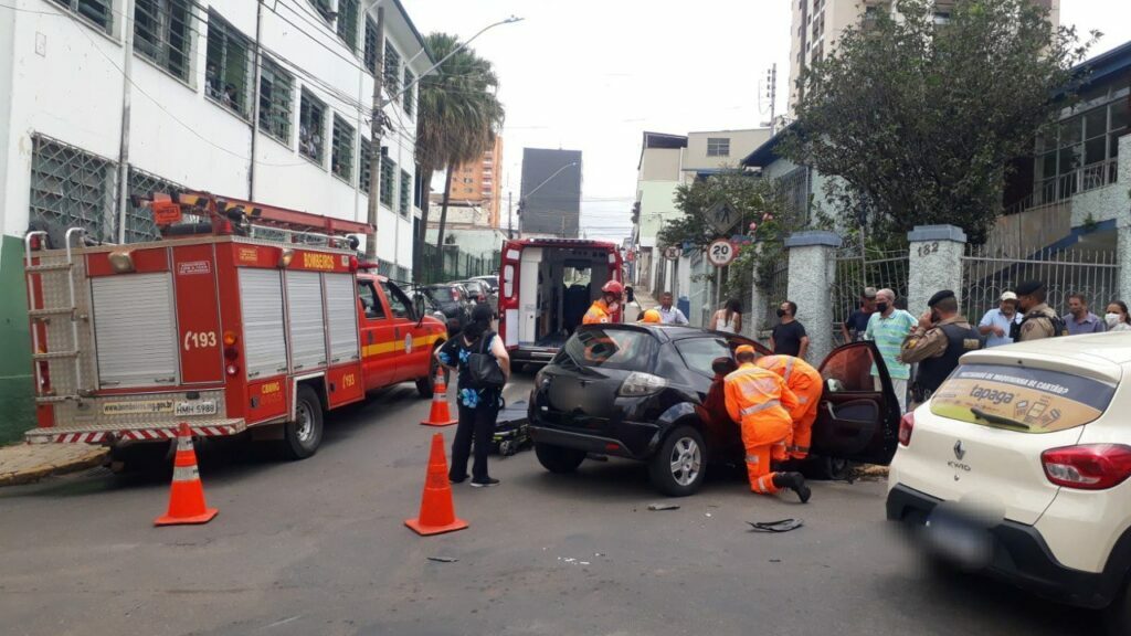 Motorista fica ferida após colisão entre dois carros em Alfenas, no Sul de Minas - Foto: Divulgação/CBMMG