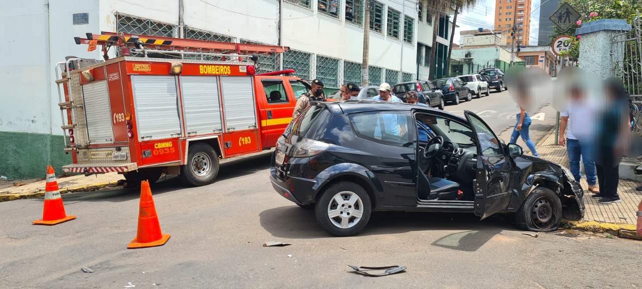 Motorista fica ferida após colisão entre dois carros em Alfenas, no Sul de Minas - Foto: Divulgação/CBMMG