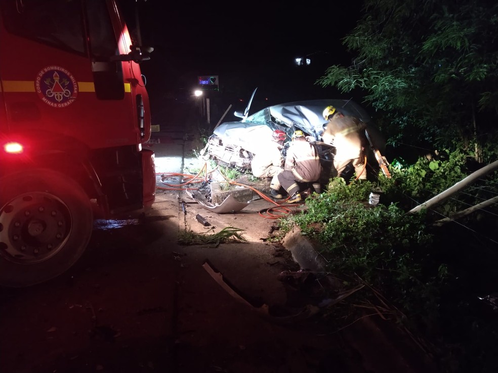 Homem morre após acidente entre dois carros na BR-116, em Engenheiro Caldas - Foto: Divulgação/CBMMG