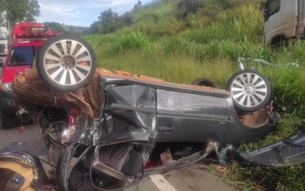 Homem morre após carro dirigido por motorista embriagado capotar na BR-265, em Lavras - Foto: Reprodução/Redes Sociais