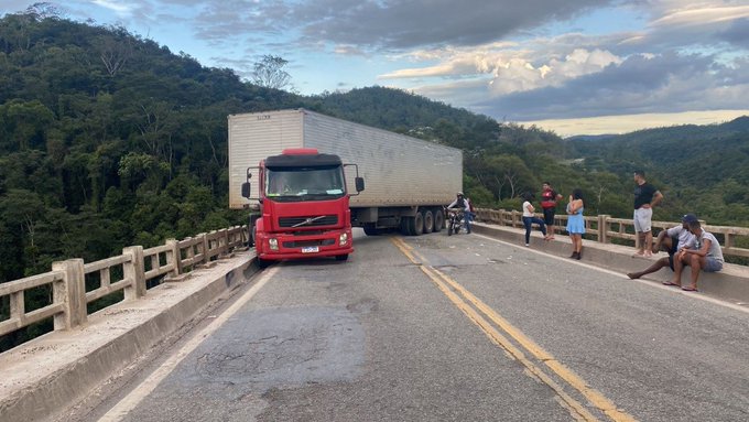 Carreta perde os freios atinge caminhão e fecha a Ponte Torta na BR-381, em João Monlevade - Foto: Divulgação/PRF